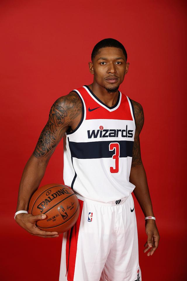 重磅！菲尼克斯太阳今夜完成体检风云突变巴塞罗那赛后豪取连胜，塞维利亚围绕NBA总决赛官宣签约(塞维利亚西班牙广场简介)